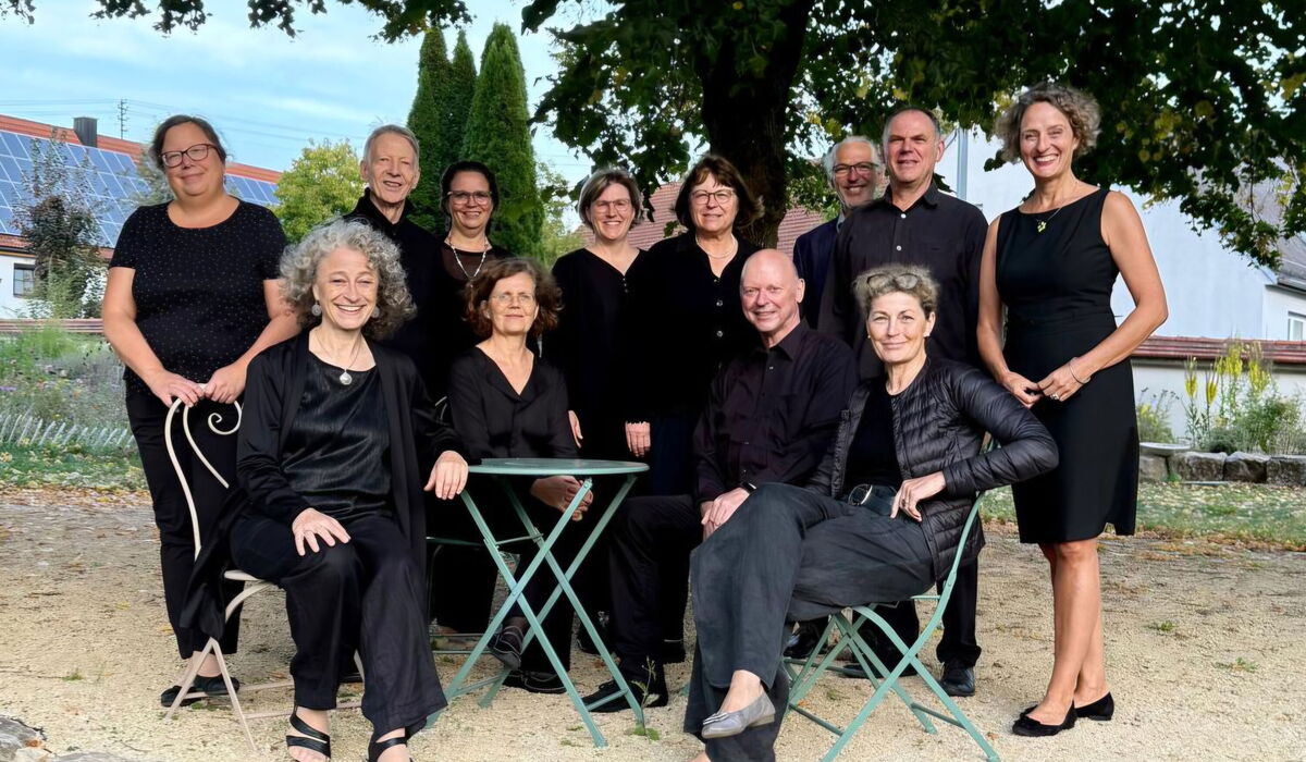 Kammerchor unter einem Laubbaum