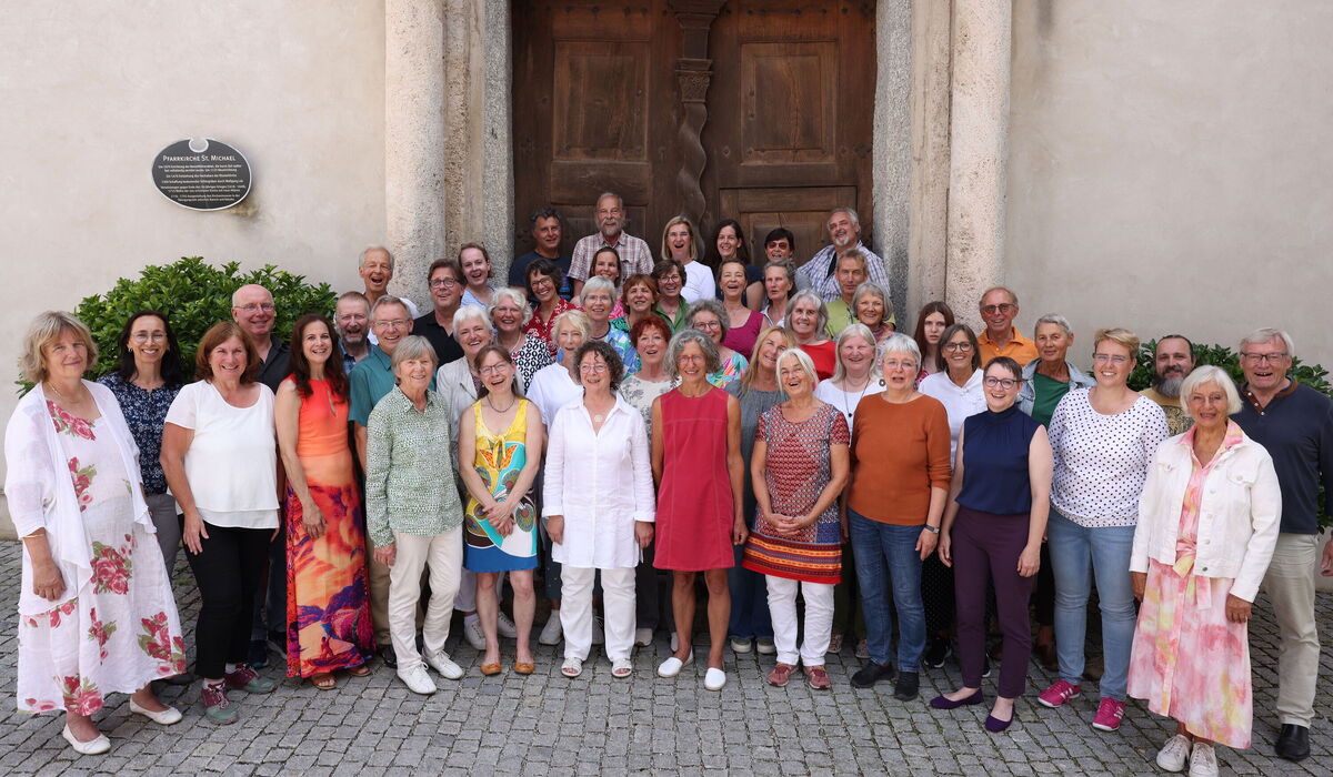 Gemischter Chor vor dem Kirchenportal St. Michael Wasserburg